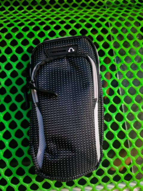 Túi đẹp, đeo lên tay thoải mái, vận động mạnh củng không bị rơi, sang chảnh, tuyệt vời. Đáng đồng tiền