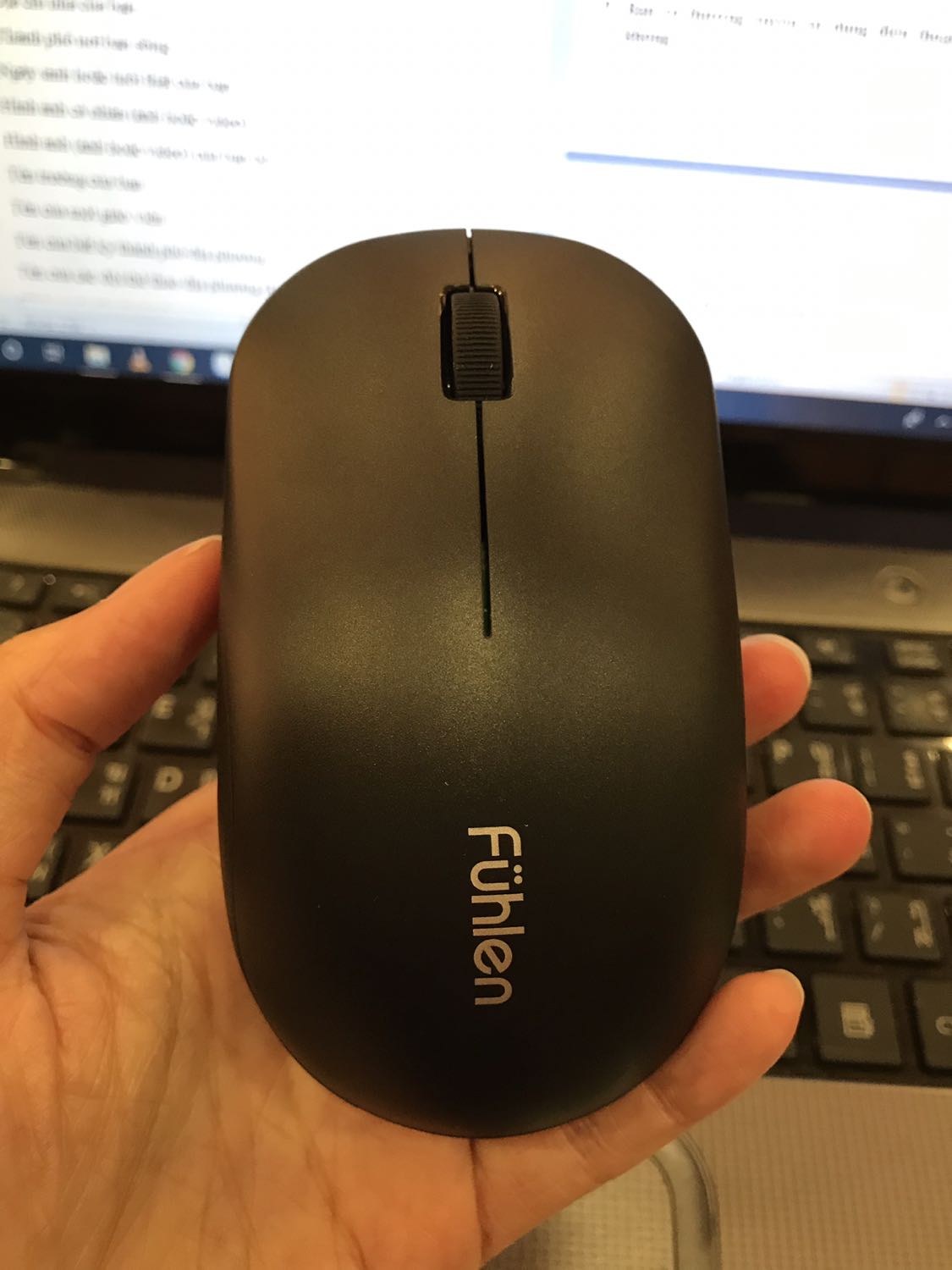 Mình mua lúc thấy sale còn 129k. Cũng phải lên tìm hiểu trước để mua cho yên tâm thì mới biết Fuhlen này là hàng nội địa TQ, có mặt trên thị trường từ năm 1996, tức cũng là hãng có tên tuổi bên Tàu, nên không sợ đồ kém chất lượng. Chuột chính hãng, có tem bảo hành đàng hoàng. Lúc nhận hàng mình khá bất ngờ vì với giá như vậy mà lại được con chuột đẹp thế. Phần nhựa bên ngoài hoàn thiện khá chắc chắn, ko bị ọp ẹp. Chuột di cũng mượt và nhanh. Lúc mua có đặt sẵn 1 cục pin bên trong để dùng luôn. Điểm trừ là phím bấm hơi cứng tay chút nên lúc click hơi nặng (có thể do tay mình con gái hơi yếu?). Nhưng tổng thể mình thấy đây vẫn là 1sp tốt, đáng sử dụng và quá ổn trong tầm giá!