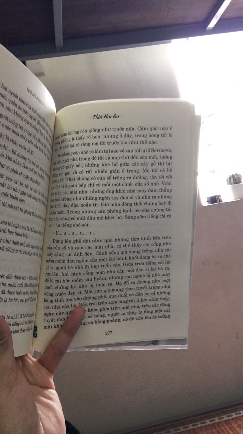 Một cuốn sách đáng đọc , đáng suy ngẫm . Nghĩ mà xem cuộc đời thì đầy bất hạnh nhưng điều gì làm cho ta bất hạnh đây ? Rồi tất cả bất hạnh đấy liệu có biến ta thành một lão già bủn xỉn ,cáu gắt, làm ta mất đi sự thông mình và sáng suốt được chúa ban tặng ? Hay ta vẫn chọn yêu cuộc đời , yêu con người và có cuộc sống cho tử tế, ra gì ? Nhiều người chọn vế trước, nhiều người lại chọn vế sau . Trong cuốn tự truyện này cũng vậy, cậu bé đầy tinh nghịch này được chứng kiến nhiều người như vậy , nhiều mảnh đời đến và làm bạn với cậu bé , dạy cho cậu bé nhiều bài học quý giá . Cuốn sách miêu tả rất chân thực , rất tài tình từ phong cảnh đến tâm lí . Ít khi tôi đọc mà thấy đã như vậy .