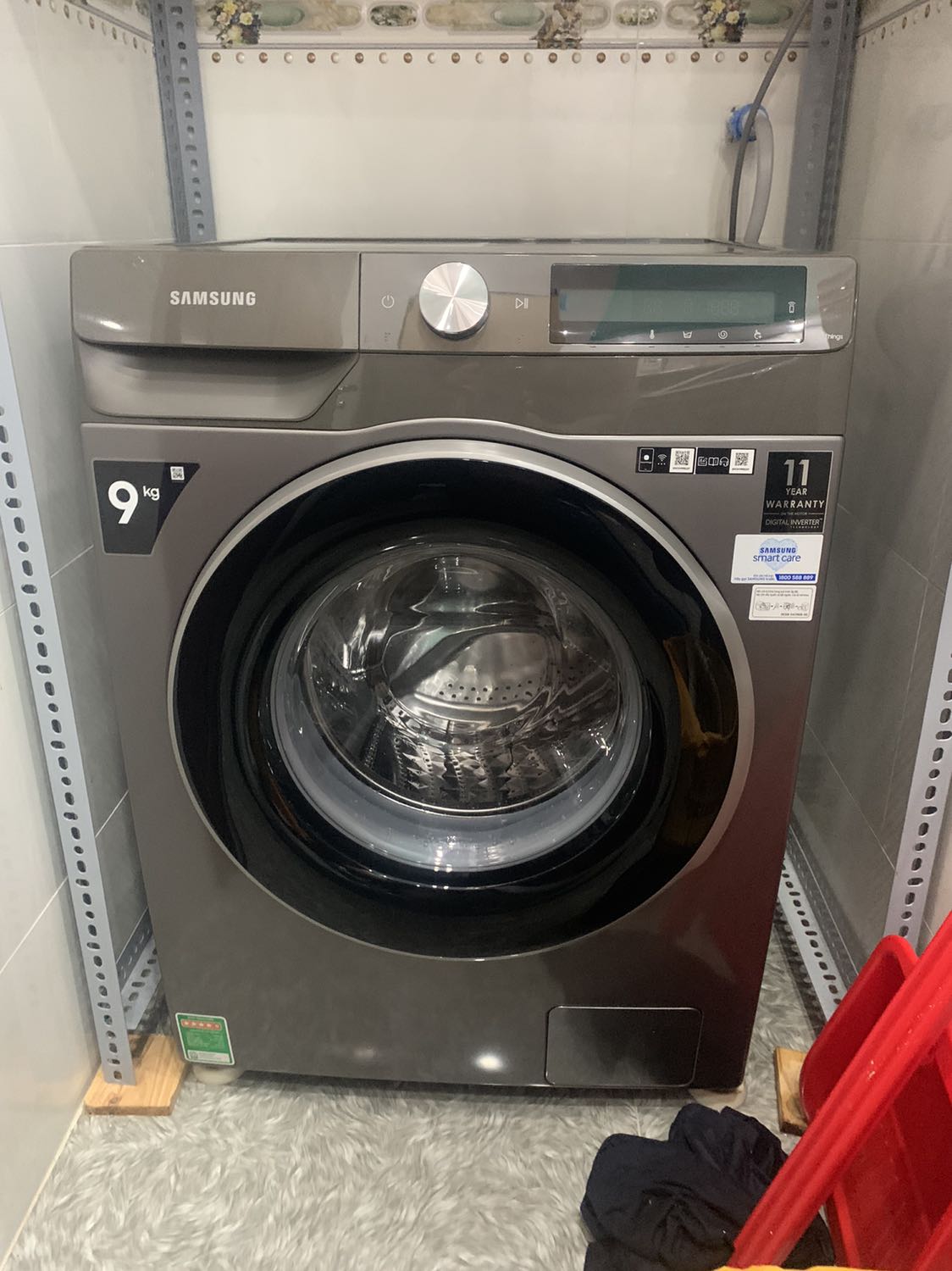 Máy khá tiện trong việc giặt. Nước giặt và nước xả chỉ cần đổ 1 lần máy tự cân chỉnh. Giặt thấy sạch lắm á. Mấy vết ố trên gối gặt vẫn ra. Có điều vắt máy hơi rung nhưng ở mức chấp nhận được. Để thời gian nữa xem sao