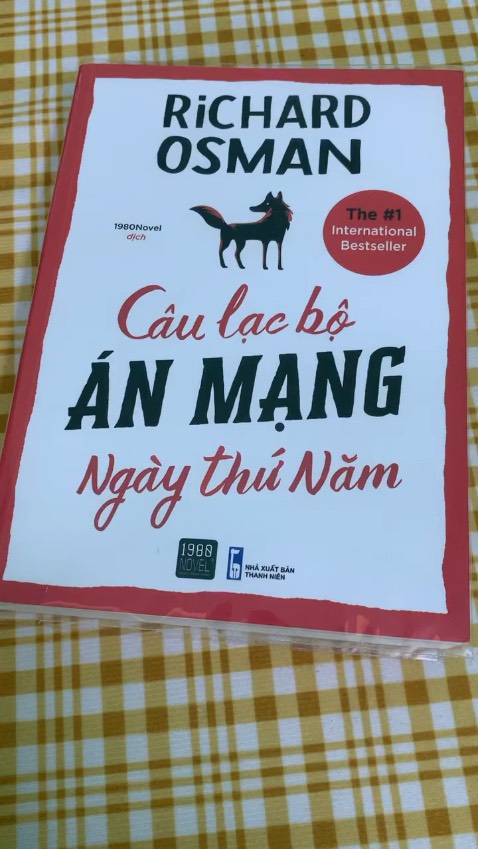 Tiki giao hàng nhanh gọn lẹ, sách còn nguyên vẹn không trầy xước móp méo gì. Bìa nhìn siêu siêu đẹp, nhìn cái tựa là thấy tò mò rồi, nhưng mà chưa kịp đọc, hy vọng là hay 😂