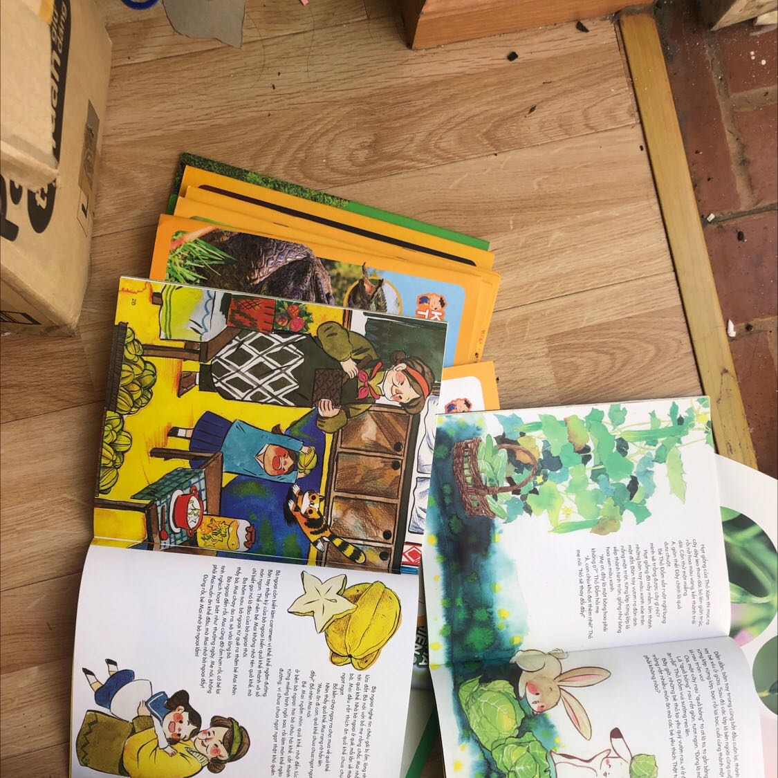 Mình thích bộ sách này vì nó có những chủ đề thân thuộc với người Việt mà những bộ sách khác không có: Cây khế, con muỗi, cây chua me đất,…
Rất hợp cho trẻ nhỏ từ 4-5 tuổi do có hình minh hoạ to rõ nét cho từng chủ đề trong sách. Ngoài ra còn có truyện kể liên quan đến từng chủ đề trong mỗi quyển sách! Rất đáng tiền!