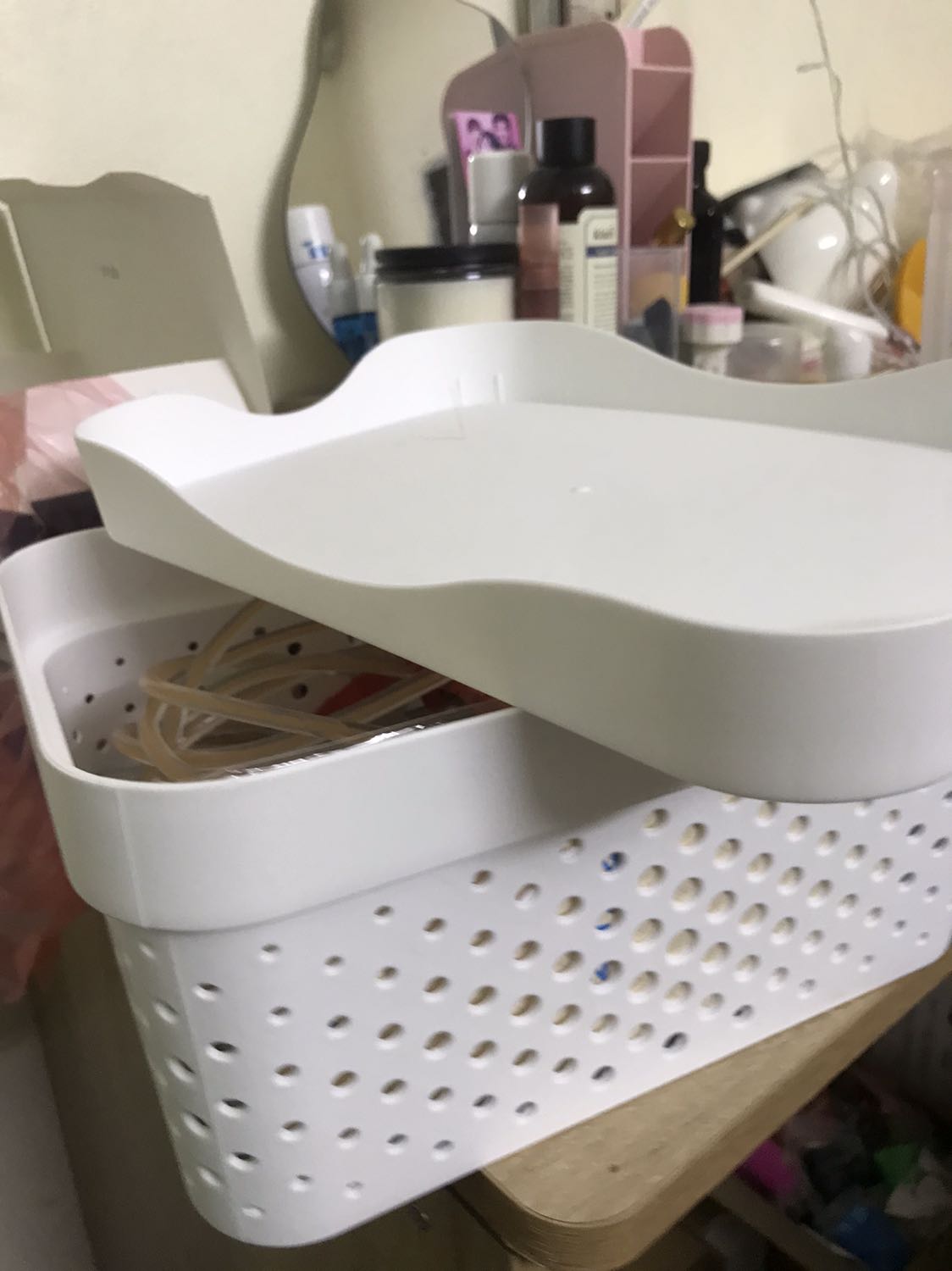 Xinh xắn dày dặn ạ. Tính mua thêm để sắp xếp lại cái gầm bàn bừa bộn. Hộp có nắp và tay cầm size mình mua là size nhỏ nhất. Hộp nhựa nên xếp chồng được lên nhau khá gọn gàng. K có gì phải chê xin cảm ơn 10 điểm