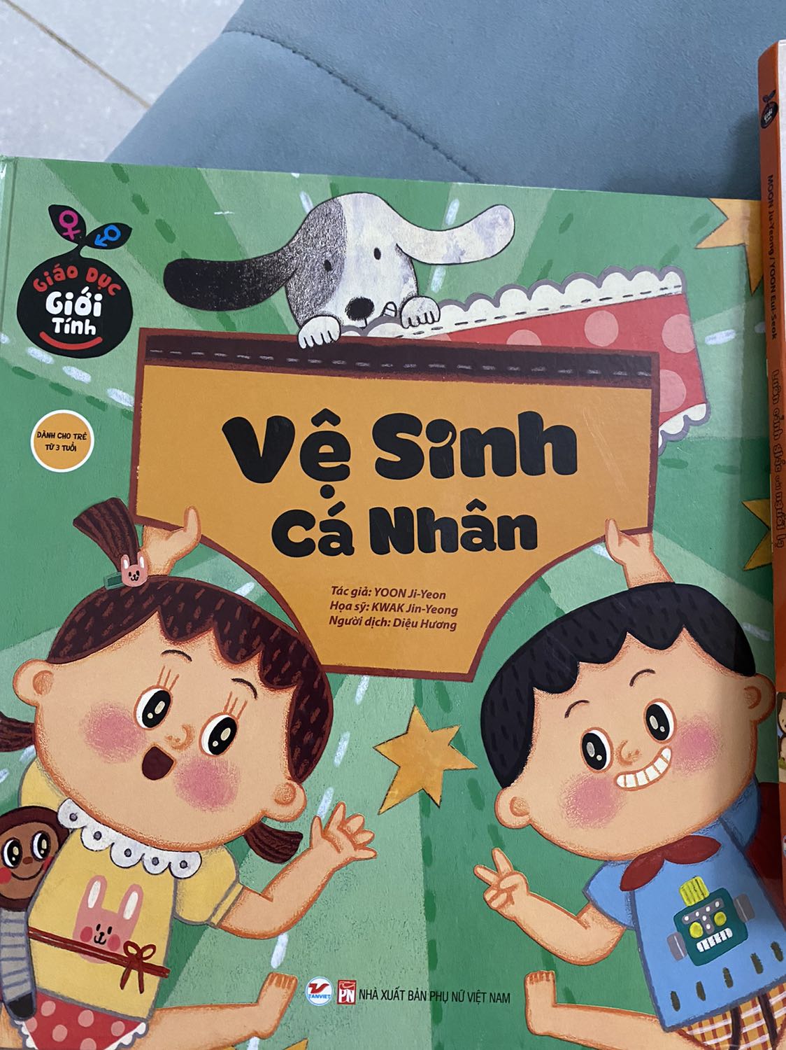 Sách bìa cứng, hình minh hoạ đẹp tuyệt, dễ hiểu dễ đọc, bé nhà mình vô cùng thích thú