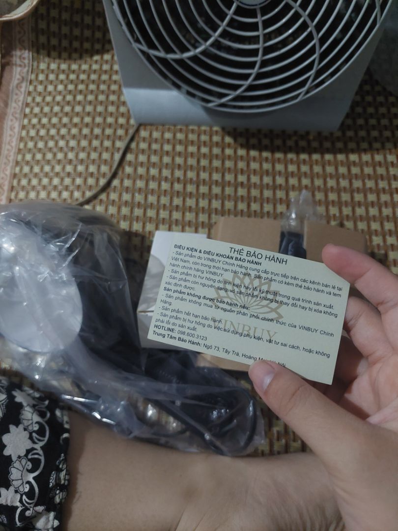 giao nhanh, bên đóng gói qua chuyển đơn nhầm của mình lên tận long biên nhưng shop đã gọi lại và báo cho mình, sản phẩm đẹp mỗi tội tay mình yếu hay sao ý nên gắn đèn vào đế không đc khớp hết nhưng k sao, còn về chất lượng thì cần thời gian sử dụng mới biết được, bao gói đẹp shop nhiệt tình nên mua ha 😍❤