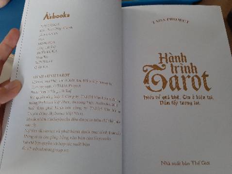 Giao hàng nhanh, săn tiki mua chung với sách Deer Tarot giá hợp lí, bìa đẹp, sách này dành cho những người muốn nghiên cứu Tarot thì nên đọc thử :))