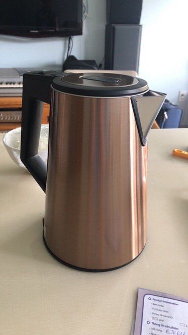 Hàng chính hãng. Đẹp. Đáng đồng tiền bát gạo. Săn đc sale nên cũng giảm thêm đc rất nhiều. Cắm nước sôi rất nhanh. Ko như loại rẻ tiền. Đợt trc mua loại hơn trăm dùng xong đang cắm nước tự nhiên nổ luôn. May ko vào trẻ nhỏ vs vào người. nói chung hàng chất lượng cho 10đ