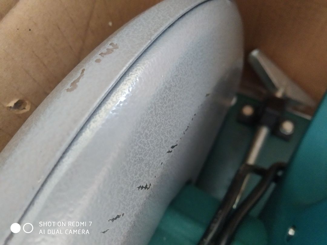 mua lần đầu thấy giới thiệu là hàng chính hãng đặt đắt tiền hơn trang khác nhưng thật thất vọng, vì là hàng nhái ,tem là tem dán ,dán cũng không thẳng , máy chạy kêu to ,lọc cọc , lộc cộc ,đĩa cắt như và vào chắn bảo vệ , như bị rơ bi , quấn dây nhôm hay đồng thì chưa kịp kiểm tra , vận chuyển hàng thì móp méo trầy xước ,mua lần đầu mà thất vọng, không biết có được bao lâu