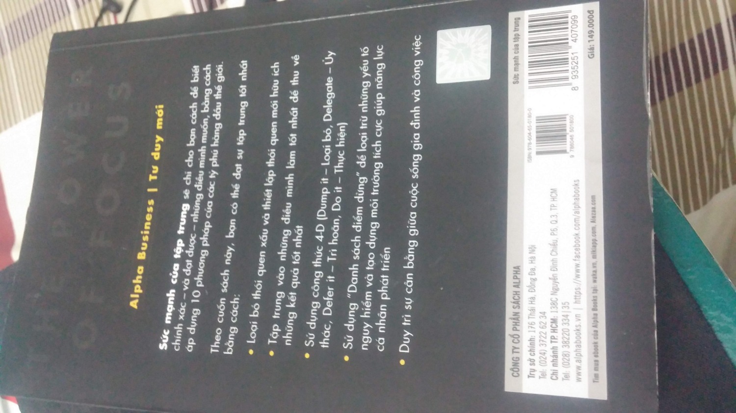 Trình bày:
- Chữ rõ ràng, sắc nét, chất lượng giấy tốt, đồng nhất, có tem bìa cuối
- Có hình ảnh, biểu đồ minh họa dễ hiểu

Nội dung:
- Bổ ích, cung cấp nhiều ví dụ, mang tính thực hành cao.
- Có thể áp dụng cho mọi đối tượng, tuy nhiên sẽ phù hợp nhất cho dân kinh tế vì hầu hết là nói về việc cải thiện doanh số, quan hệ trong làm ăn.