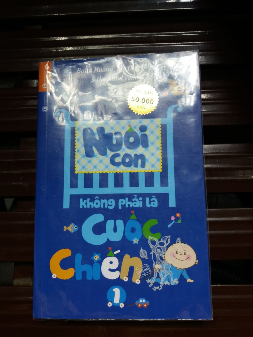 Quyển này mình cố đọc để tìm kiến thức, văn phong của tác giả cứ luôn chê trách mẹ Việt, thật ra đâu phải mẹ Việt nào cũng như mẹ nào... Mẹ ở xứ sở nào cũng là mẹ. Các bạn tìm đọc Nuôi con không phải là cuộc chiến 2 gồm 3 cuốn hữu ích hơn cuốn này.
Mỗi tháng TB tui mua cả triệu tiền sách ở Tiki. Tiki mà xóa bình luận này thì bo xì Tiki nhé