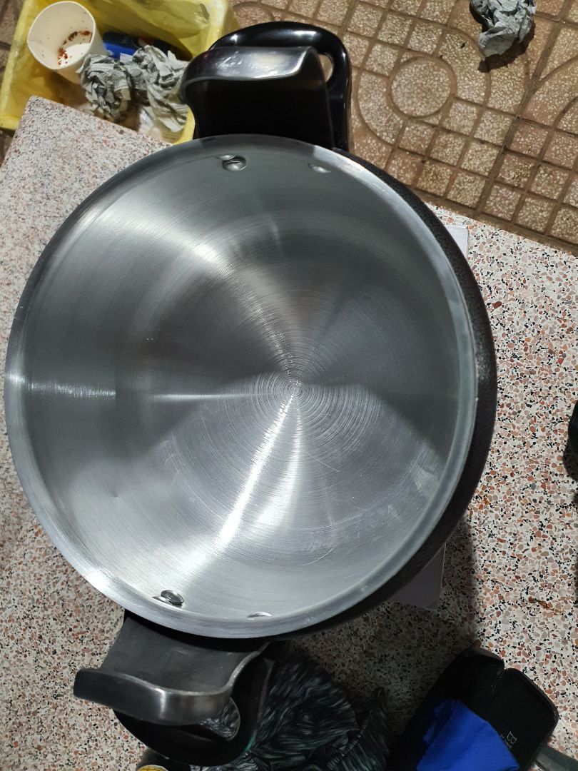 nắp móp 1mm, quai bể 1 miếng nhỏ khoảng 3mm. tình trạng khoảng 97%. tuy đóng gói rất kỹ nhưng không hiểu sao lại bị như vậy. nhưng nói chung hàng đúng tầm giá