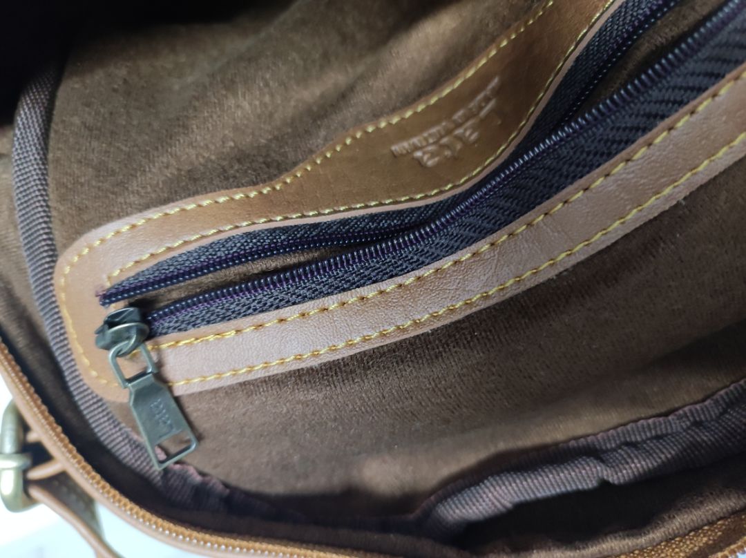 Hôm trước mới nhận hàng chưa kịp xem kỹ bên trong. Hôm nay lấy ra dùng mới thấy khóa trong balo bị hỏng. Lần trước mua của shop khá ưng nhưng lần này thì thất vọng. Các móc cài quai balo hơi rỉ. Gần 500k cho 1 sản phẩm mà chất lượng k được như mong muốn. Mong shop lắng nghe phản hồi khách hàng để cải thiện chất lượng sản phẩm.