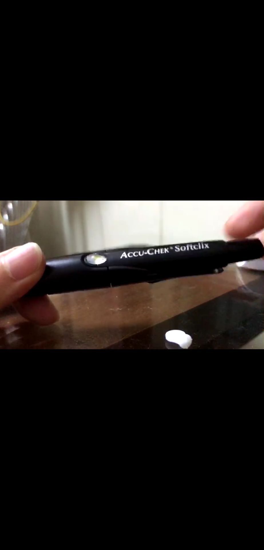 Máy mua về có đi kèm bút thử, nhưng bút không dùng được, không lấy được máu (tôi và vợ đều đã làm theo HDSD gắn kèm nhưng không được, search Google và YouTube làm theo đều không được). Đề nghị Tiki giải quyết giúp vấn đề này, nếu không tôi xin trả hàng.