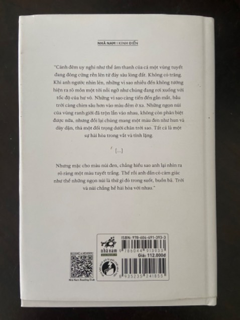 Sách được bọc seal, BÌA CỨNG thiết kế đẹp mắt, chưa đầy 200 trang. 
   Nội dung kể về anh chàng Shimamura người Tokyo đã có vợ con, anh đến vùng núi tuyết xa lạ vào mùa đông để du lịch và tìm gặp cô geisha trẻ tuổi Komato, người từng sống ở Tokyo, từ đây xuyên suốt là câu chuyện xoay quanh hai nhân vật này. 
   Lối văn miêu tả sinh động và tuyệt mĩ vẻ đẹp của thiên nhiên Nhật Bản và các giá trị truyền thống về âm nhạc, trang phục, văn hoá,… được lồng ghép một cách tinh tế. 
   Đối với cá nhân mình thấy dù là tác phẩm đạt giải Nobel văn học đầu tiên của Nhật nhưng nội dung mình thấy khá ghét nam nhân vật chính - kiểu ngoại tình công khai được phụ nữ chấp nhận và xem như chuyện tất yếu.  
   Sách đọc hơi chán, mất tận 4 ngày để ráng lết đọc cho hết, nội dung không có gì kịch tính và hấp dẫn, kiểu cứ nhàn nhàn, ai thư thả thì đọc nhấm nháp vẻ đẹp thiên nhiên qua lời văn của tác giả, mình chịu không hợp kiểu này!