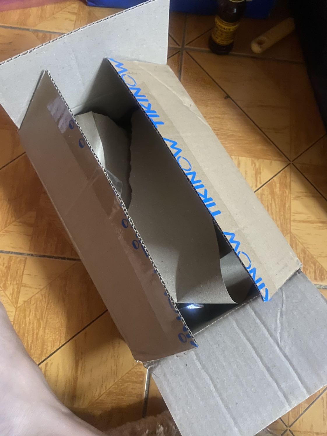 Đặt hàng hơn 1 tuần mới nhận được hàng 
Đặt chung với chai dầu gội đầu nhưng chai dầu gội đã nhận được sau 2 ngày đặt, còn chai xịt khoáng thì shipper ko gọi củng ko chạy tới nhà để giao nhưng báo là mình ko bắt máy, bật lên thì ko có 1 cuộc gọi nhỡ nào cứ liên tục như v kéo hơn gần 1 tuần 
Thôi kệ coi như xui gặp ngay giao hàng âm binh, xong nhận được hàng còn phẩn nộ hơn, chai xịt khoáng mà nhấn vô nó bắn nước ra như vòi tưới nước 
Đã từ lâu bỏ tiki qua bên *** để mua mà lần này tự nhiên *** quay lại tiki mua đổ, thậy sự hối hận không kịp 
0 điểm từ giao hàng tới chất lượng sản phẩm !!!!!