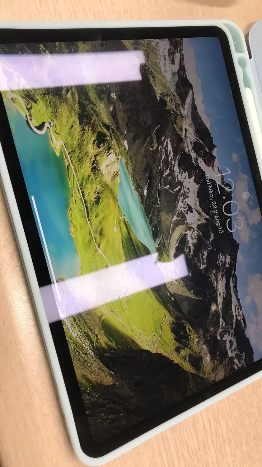 ốp silicon khá cứng dày và chắc chắn  , nói chung là mặt tốt là chống shock cầm chắc chắn và rất đầm tay , độ hoàn thiện chi tiết cao . Điểm trừ là pencil ko nhận sạc vì ốp quá dày và cứng , khe bút cho vào thì dễ mà lấy ra rất khó . nên xem xét điều này trước khi mua , còn lại khá xứng đáng