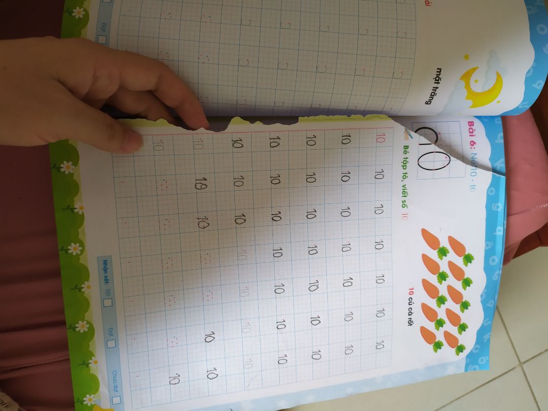 giấy rất mỏng và dễ rách, con mình chỉ sơ ý là rách cả tờ, viết bình thường ko ấn lắm mà vẫn có vết in sang trang khác, ko phù hợp cho các bé mới bắt đầu chưa đc khéo léo