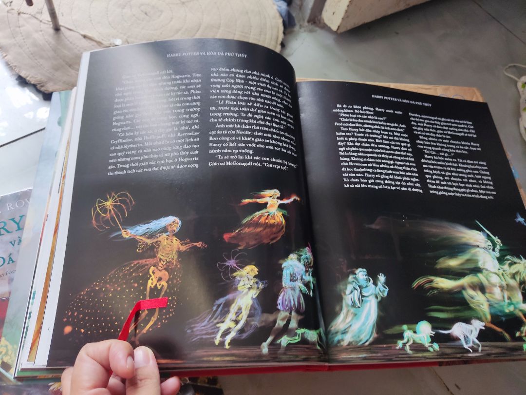 bản đặc biệt thật sự đẹp. giấy màu ok, mua ngay dịp giảm 35% nên mình order liền. Đọc Harry Potter năm 10t khi mà nxb trẻ xuất bản từ những cuốn nhỏ xíu và giờ con mình dc 4t. Mình mua bản màu để sau này cho con đọc cùng mình luôn. tiki giao hàng cực nhanh.