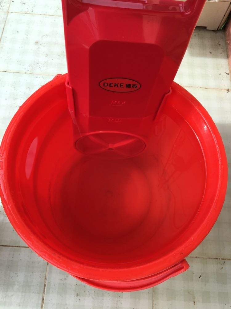 Tôi nhận hàng vào ngày 14/12/2021, bắt đầu sử dụng máy vào ngày 15/12/2021. Lúc đầu máy xoay bình thường, nhưng được 2-3 phút  máy đã đứng lại và số phút trên đồng hồ chỉ nhấp nháy và giảm dần số phút, còn máy thì không xoay. Tôi đã tắt máy và kiểm tra lại vào ngày 16/12/2021 để xem tình hình có thay đổi gì không, nhưng máy vẫn bị như vậy. Tôi muốn trả lại máy này. Mong shop kiểm tra và hoàn tiện lại theo chính sách đổi trả sản phẩm của shop. Trong hình sản phẩm minh họa là tình trạng máy chỉ giảm số phút nhưng không xoay, nước thùng đứng yên.