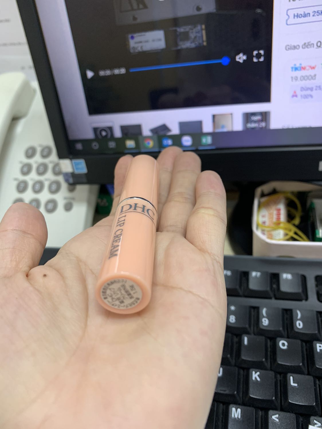 Son mềm mượt, không mùi dùng dễ chịu. Hàng của DHC thì đáng tin cậy rồi