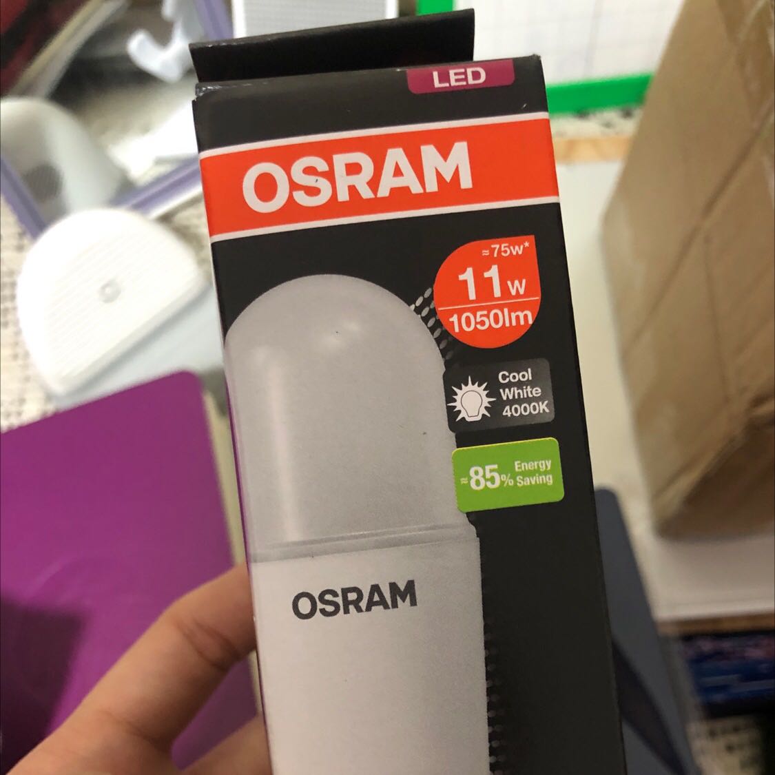 Ủa em ơi, chị đặt đèn trắng, hộp ghi đèn trắng mà bật lên là đèn vàng. Đúng bất ngờ luôn shop ơi. Chị cần đổi lại gấp!