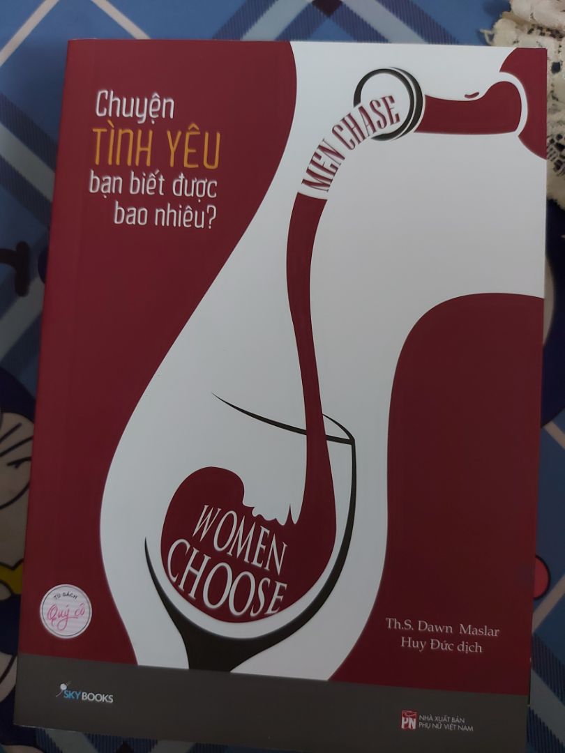 Quyển này nói về tâm sinh lý của cả đàn ông và phụ nữ trong tình yêu, chỉ cách phụ nữ nên ứng xử như thế nào để có thể dẫn dắt tình yêu đi đúng hướng...
Trong đó gồm có việc không quá chủ động và tốt nhất nên trì hoãn tình dục, thời gian trì hoãn tình dục càng lâu thì mối quan hệ sẽ càng hạnh phúc hơn...
 Sách cũng khuyên phụ nữ nên sống lí trí và biết cách kiểm soát tốt cảm xúc, mạnh dạn dứt bỏ những người đàn ông không xứng đáng, hãy tập trung cho bản thân, yêu bản thân nhiều hơn, rồi sẽ có nhiều người đàn ông đến với bạn.
Quyển này khá giống với những điều trong The Rules tuy nhiên nó được giải thích rõ ràng và khách quan hơn, không cứng ngắt như The Rules.
Mình khuyên các bạn nữ nên đọc, rất hữu ích!!! Quyển này nói về tâm sinh lý của cả đàn ông và phụ nữ trong tình yêu, chỉ cách phụ nữ nên ứng xử như thế nào để có thể dẫn dắt tình yêu đi đúng hướng...
Trong đó gồm có việc không quá chủ động và tốt nhất nên trì hoãn tình dục, thời gian trì hoãn tình dục càng lâu thì mối quan hệ sẽ càng hạnh phúc hơn...
 Sách cũng khuyên phụ nữ nên sống lí trí và biết cách kiểm soát tốt cảm xúc, mạnh dạn dứt bỏ những người đàn ông không xứng đáng, hãy tập trung cho bản thân, yêu bản thân nhiều hơn, rồi sẽ có nhiều người đàn ông đến với bạn.
Quyển này khá giống với những điều trong The Rules tuy nhiên nó được giải thích rõ ràng và khách quan hơn, không cứng ngắt như The Rules.
Mình khuyên các bạn nữ nên đọc, rất hữu ích!!!