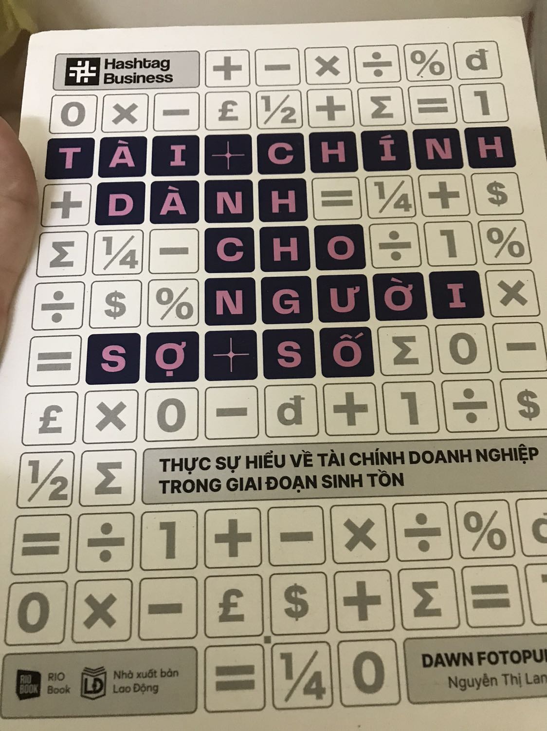 Sách dày, chưa đọc nhưng nhìn cách trình bày khá ổn và có minh hoạ đẹp mắt. Nhưng điểm trừ là không còn bọc bên ngoài, cộng thêm hàng giao về đóng như hình nên sách bị bẩn.