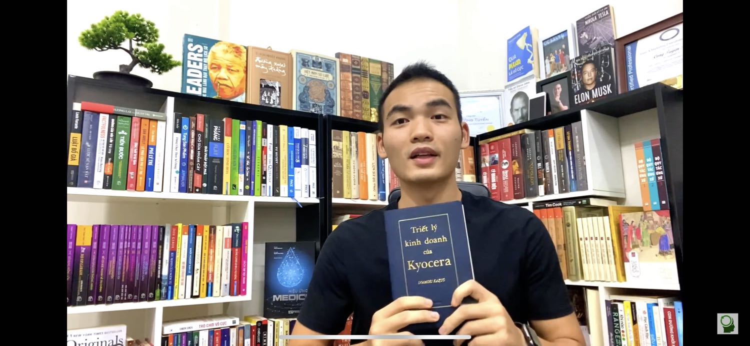 Cuốn này là cuốn yêu thích của mình. Mình đã mua 1 cuốn bìa cứng tặng bạn. Còn đây là bìa da rất đẹp nhé.
Mình thích nhất công thức thành công =NxNxC của ông. Mình có review chi tiết , mn xem ở đây nhé: https://youtu.be/iiyoCAZQnyw