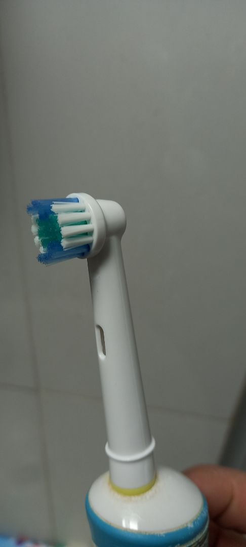 Hàng đóng gói cẩn thận, lại còn tặng 1 cái bút dễ thương nữa. Mình lắp vào máy BraunOralB vừa khít, trông khá xịn xò, thank you shop 😍
