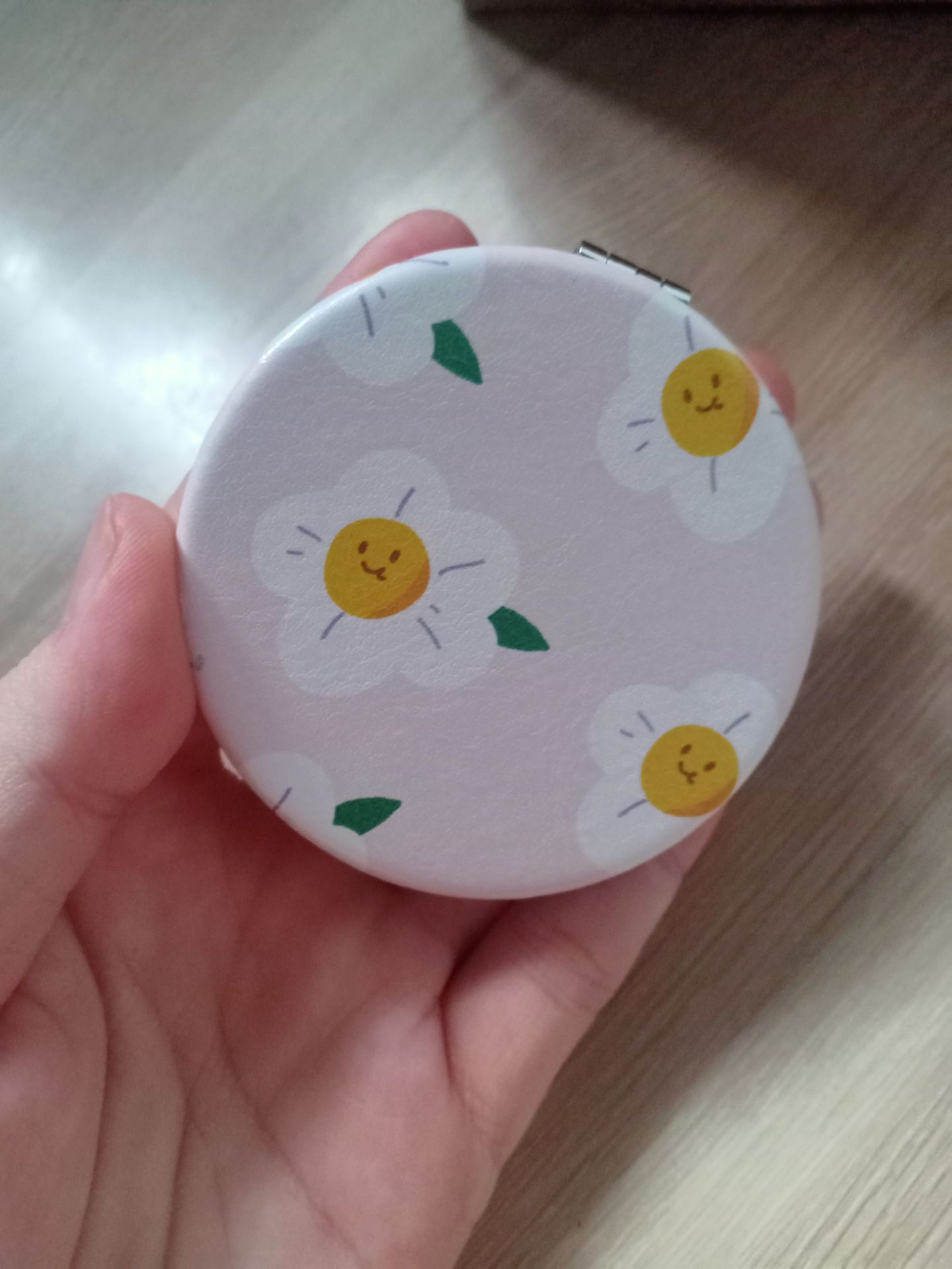 Mẫu giao ngẫu nhiên, nhưng rất xinh.