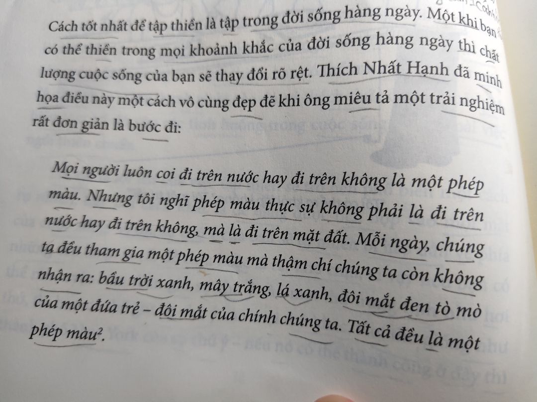 -Dịch vụ Tiki thì miễn bàn: từ cách giao hàng hàng sớm hơn dự định đến chất lượng sách tốt...
- Cách diễn giải của Meng thực sự rất là thú vị, cuốn hút và dí dỏm từ thiền đến những khái niệm Phật giáo làm cho chúng ta cảm thấy gần gũi và dễ nắm bắt hơn với những ý tưởng của cuốn sách. Chưa kể, Meng còn đưa ra rất nhiều ví dụ sinh động, chân thực với những hình ảnh bắt mắt??
- Đó là về cách truyền đạt của Meng. Còn về phần dịch, mình thừa nhận dịch giả của cuốn sách này đã thành công trong việc diễn đạt những ý tưởng của Meng đến chúng ta một cách dễ hiểu, đơn giản và hài hước nhất trong tính cách của Meng. Đôi lúc, khi bạn đọc đến những đoạn tấu hài của ông Meng thì bạn sẽ cười không ngậm được miệng.( Nếu bạn thực sự hiểu về nó):v
- Nội dung cuốn sách bao quanh về việc thiền và cách chúng ta điều chỉnh cảm xúc, làm chủ bản thân bằng những khái niệm Phật giáo rất dễ hiểu. Có hẳn những phương pháp để ta dễ thực hành. Và có lẽ nó rất là khoa học bởi Meng là 1 kĩ sư?:v
=> Nói chung, đó là trải nghiệm của mình qua ba chương mà mình muốn đọc nhất là 2,3,5. Và mình nghĩ cuốn sách này thực sự dành cho mọi đối tượng, đặc biệt là những người muốn làm chủ cảm xúc của bản thân và muốn có sự tập trung sâu trong công việc. Nếu ai muốn xem review cặn  kẽ về cuốn này thì lên goodreads nhé. Có sự review của nhiều người từ các quốc gia khác nhau sẽ giúp chúng ta dễ đánh giá hơn trong việc mua sản phẩm. Cảm ơn Tiki và nhà xuất bản về những sản phẩm và dịch vụ tốt đến vậy??