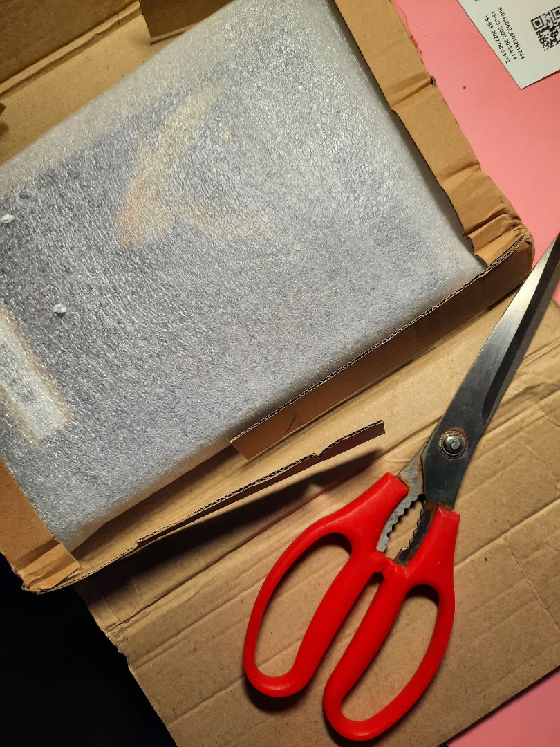 đóng gói chắc chắn, bao nilong hơi rách nhưng không ảnh hưởng tới sách, chất giấy đẹp, bìa sờ đẹp như nhung. Mình khá hài lòng.