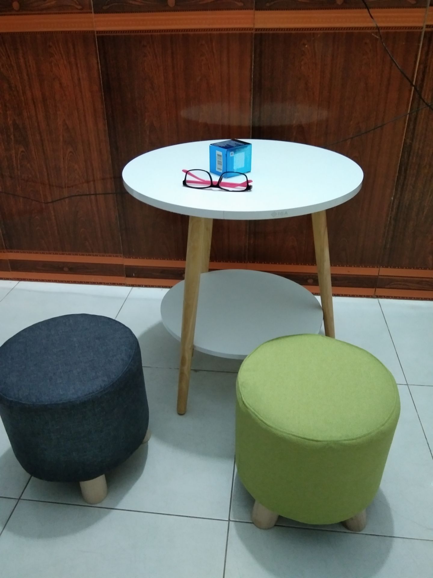 Iga đóng gói cẩn thận, phụ kiện đầy đủ. Dễ lắp ráp theo vị trí định sẵn bằng tua vít, ko cần máy khoan nhé. Tầng dưới mình phải lấy bút màu làm dấu để bắt vít chuẩn hơn. Mua chung với ghế, ngẫu nhiên nhưng vô cùng hợp luôn. Cảm ơn tiki. Iga đóng gói cẩn thận, phụ kiện đầy đủ. Dễ lắp ráp theo vị trí định sẵn bằng tua vít, ko cần máy khoan nhé. Tầng dưới mình phải lấy bút màu làm dấu để bắt vít chuẩn hơn. Mua chung với ghế, ngẫu nhiên nhưng vô cùng hợp luôn. Cảm ơn tiki.