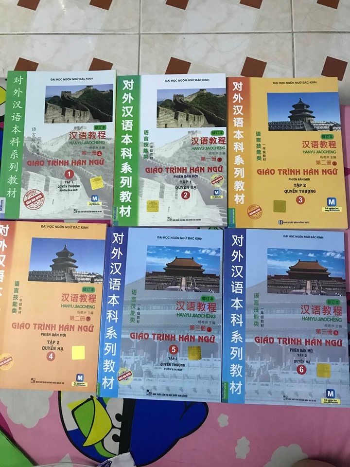 Mình mua bộ giáo trình hán ngữ 6 quyển của nhà cung cấp AHABOOKS. Sách in không rõ, quyển số 3 là nhà xuất bản ĐHQG HÀ NỘI vậy mà lại dán keo đè lên ghi là NHà xuất bản hồng đức, trang sách vàng khè. Mình gọi cho bên MCBOOK và bên đó nói là không có phân phối cho nhà sách này.
Yêu cầu bên TIKI làm rõ vì mình thấy bị *** dối, nhà sách *** đảo như vậy tại sao TIKI lại hợp tác và kiểm duyệt???
Mất lòng tin quá. Mình đang đợi câu trả lời thỏa đáng của tiki và nhà cung cấp AHABOOKS