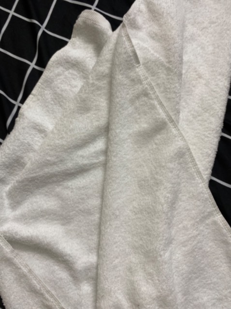 Khăn nặng tay, dày và dài , sờ vào mềm, shop gói từng khăn trong túi zip dày dặn riêng biệt, rất sạch sẽ, giao hàng nhanh.