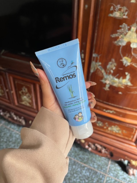 Tuýp nhỏ nên dễ mang đi đây đó. Mùa này đang nhiều muỗi thì nhà nào cũng nên vài chai remos cho yên tâm