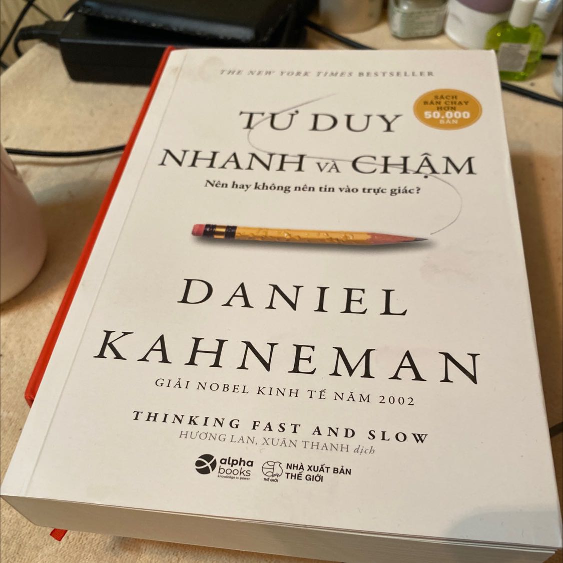 Cuốn này siêu nỗi tiếng,đã đọc được một ít thì thấy rất cuốn hút.Nội dung nói về cách tư duy và cách não bộ vận hành, hơi khó hiểu nếu đọc lướt qua. Như trong phần lời khen cho cuốn sách “ nếu trong 1 năm mà chỉ đọc được 1 cuốn sách, thì nó nên là cuốn này”…