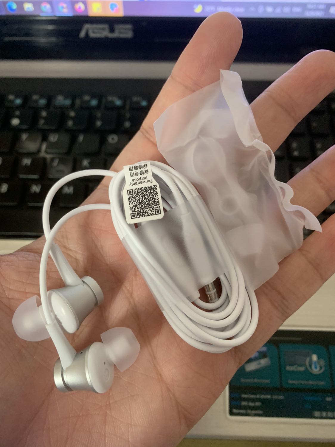 1 điều cực thích của tiki là giao hàng siêu tốc, mới order 1 ngày đã có, tai nghe này thì giá siêu mềm, nghe rất ổn, kiểu dáng đẹp, dây và các đầu nối chắc chắn. Còn bền k thì còn phải chờ tgian