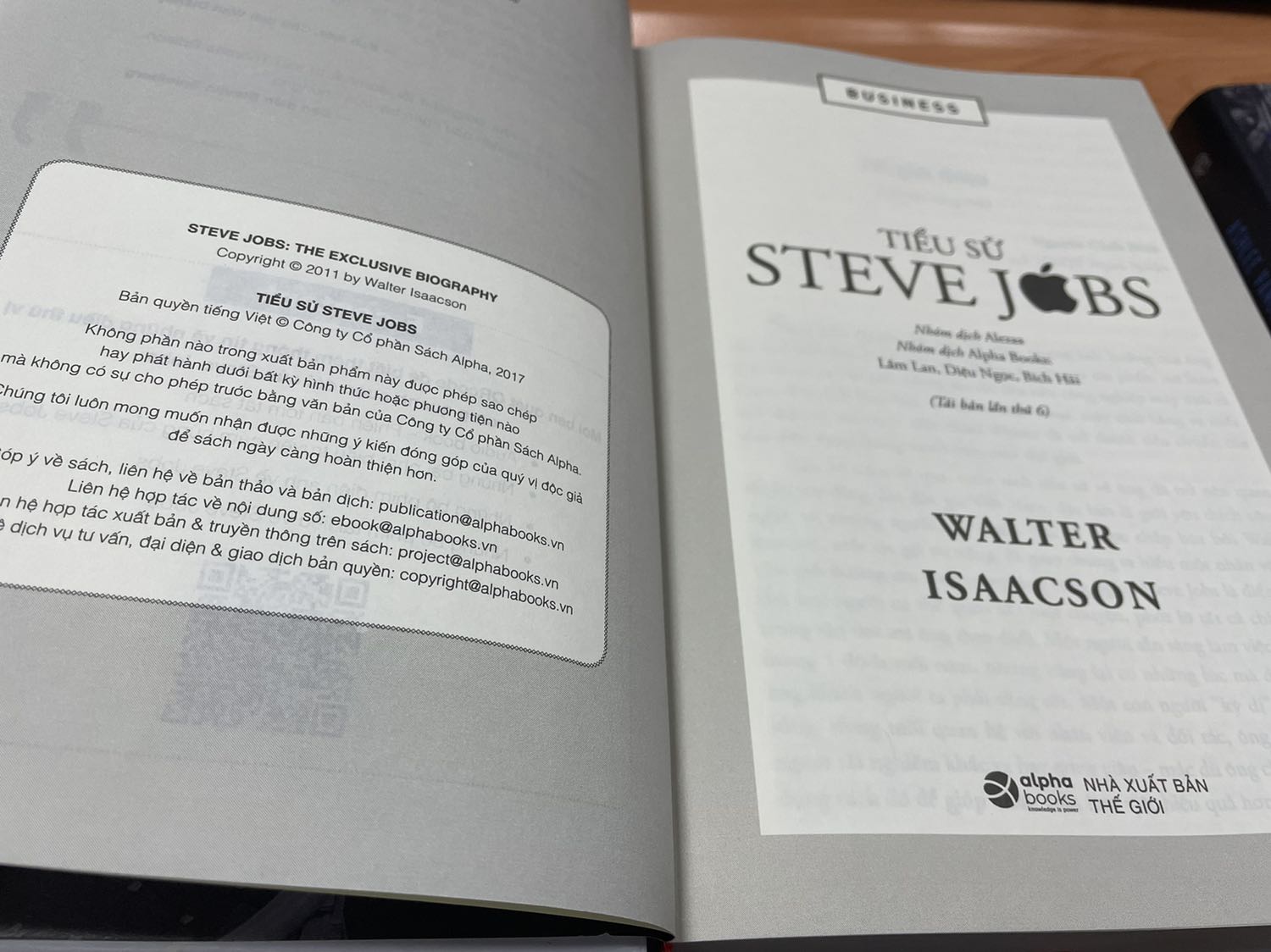 Hàng giao rất nhanh dù không đặt tikinow. Bìa sách đẹp và cứng cáp. Chất lượng giấy trung bình (do màu giấy hơi vàng không phải  trắng như giấy A4 hay dùng). Nội dung chưa đọc nên chưa đánh giá được.
Nhìn chung khá hài lòng với ngoại quan sách và giao hàng của tiki.