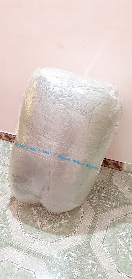 Vừa nhận hàng & có mấy nhận xét :

- Không mùi khó chịu.
- Do bên trong là nhiều hạt gì đó nên ngồi đầm, không cứng không ọp ẹp.
- Mình cao 1,63 mét nặng 58 kg ngồi vừa, cảm thấy hơi bé & không được thoải mái lắm.
- Để chiều nào ngồi cũng được.