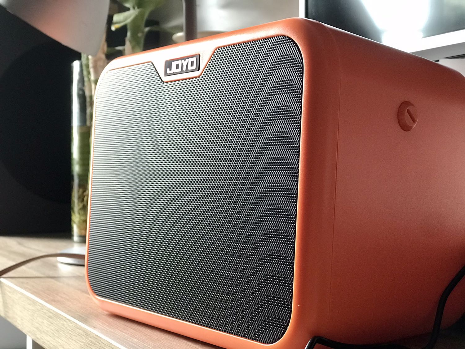 Sẽ là hoàn hảo nếu như kèm thêm bộ cable input jack 6.35mm. Bây giờ lại phải đi kiếm mua mới có thể sử dụng và hoàn tất đánh giá sản phẩm