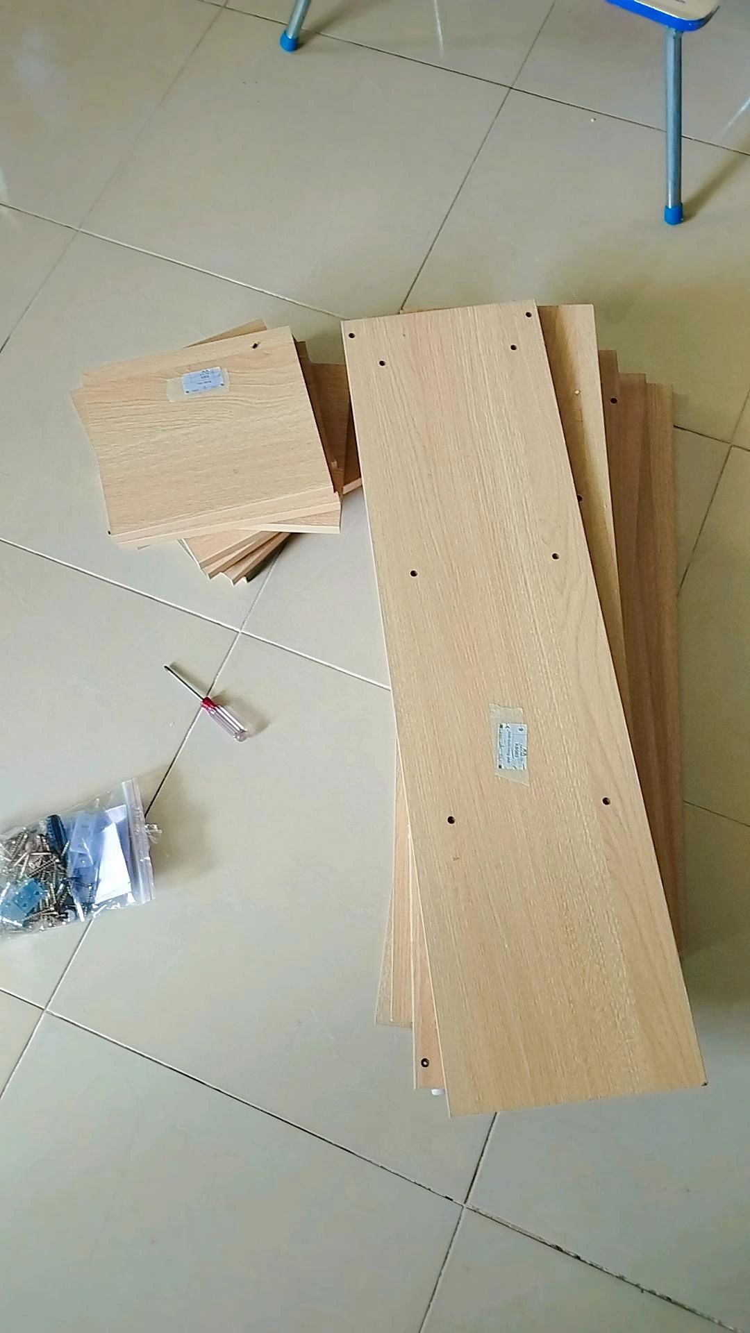 gía sách dày dặn nói chung ok, mà mk ko nghĩ đơn hàng này nặng vậy 38 kg lận. Mình lắp hơi cực chút mất 7 tiếng vì mk là con gái nên lắp 1 mk hơi lâu. Với lại có 1 lỗi nhỏ bên nhà sx thì các bạn bên tư vấn khá nhiệt tình nên mk cx thấy hài lòng và bỏ qua vậy nên vẫn cho 5⭐ nhé. Sẽ ủng hộ shop nếu chất lượng sau vài tháng của giá này ổn hen.