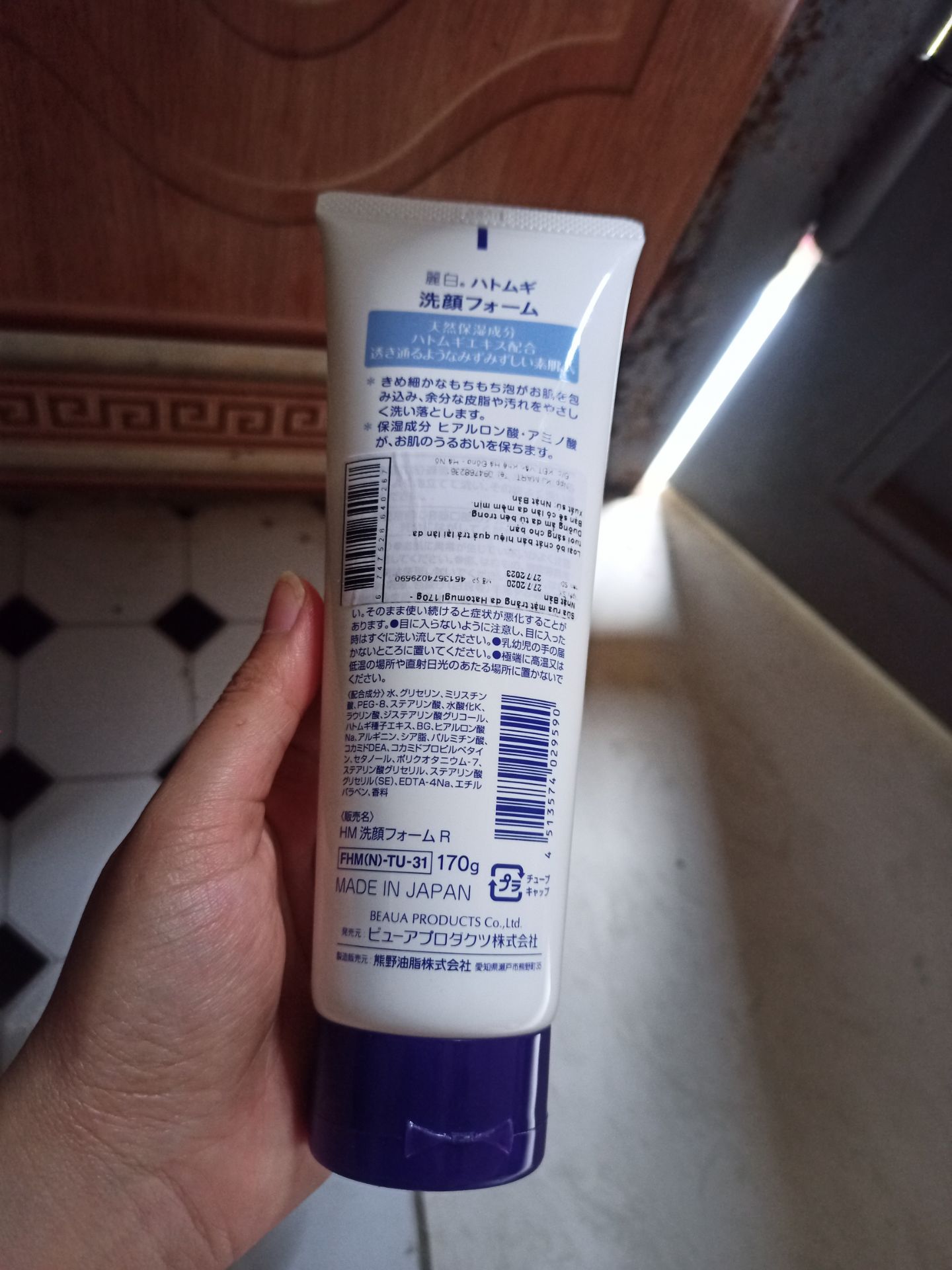 lọ sữa rửa mặt ở ngoài lớn hơn mình nghĩ, có mùi nhẹ nhàng, bọt cũng vừa phải, rửa xong thì mặt sạch bong cơ mà đỡ hơn các dòng bên senka xíu, nên ai muốn rửa xong mà mặt còn độ ẩm thì nên lưu ý. tiki giao đến sản phẩm còn mới tinh và có tem dán ở nắp chai để đảm bảo là chưa dùng nên cũng rất yên tâm ạ. thanks tiki