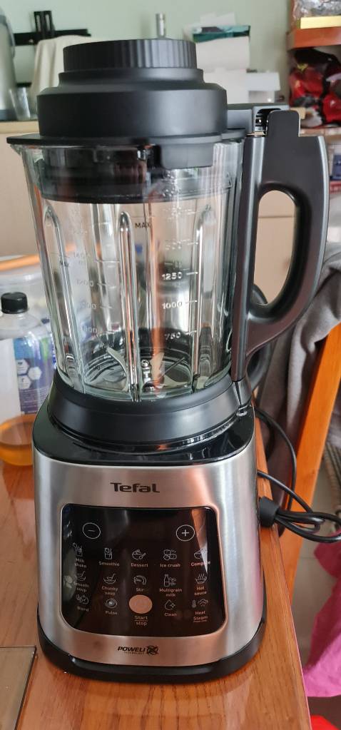 Tôi mua 02 sản phẩm, định biếu 01 cái. Tuy nhiên, một máy bị lỗi. Tôi không yên tâm dùng làm quà tặng nên muốn chỉ nhận một sản phẩm, trả hàng, hoàn tiền sản phẩm bị lỗi, nhưng bị ép bảo hành, nhận lại sản phẩm lỗi. Tôi rất không hài lòng cách giải quyết này.