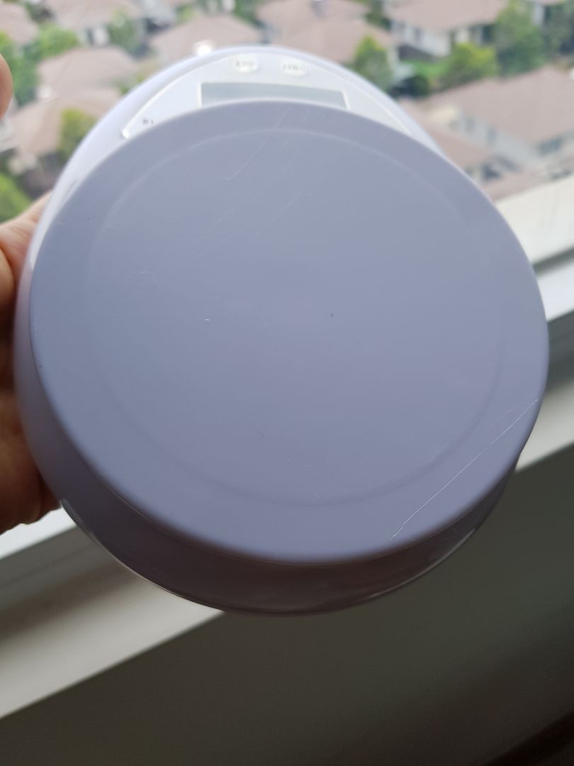 mặt cân trầy xước nhiều, phần pin lấm tấm k sạch, phía trước cũng có dấu đã qua sử dụng. lúc mới lắp pin vào thì cân nhảy số 2, bỏ món j lên cũng auto tăng 2g, tháo pin ra lắp lại thì mới được. mà mình lỡ bỏ hộp giao hàng rồi nên k biết đổi trả đc k nữa