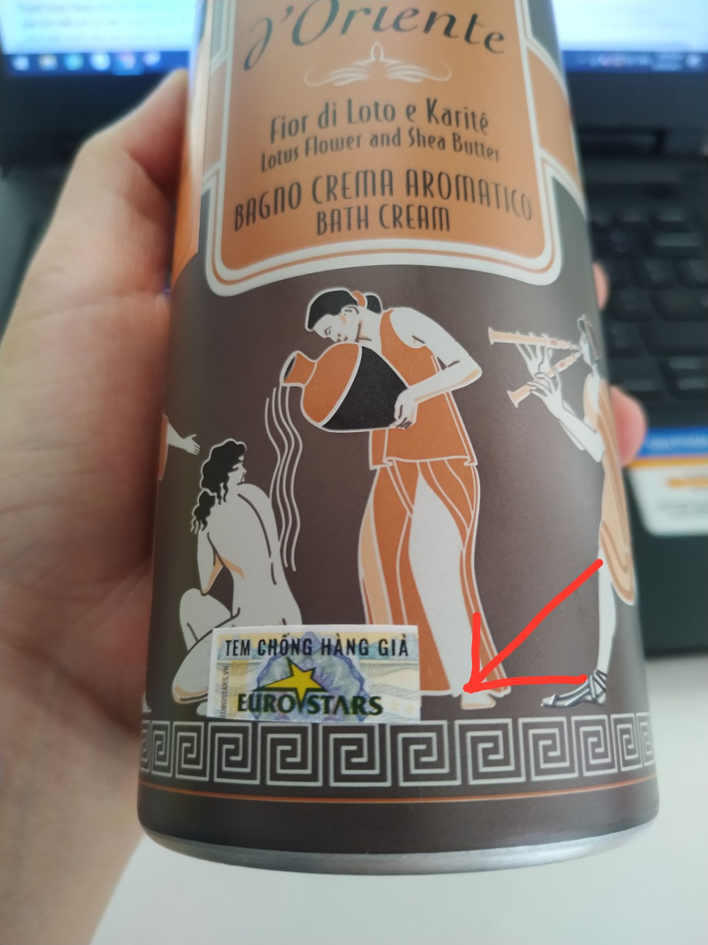 Vì sợ mua phải hàng *** nên mình tin tưởng mua ở tiki.
Nhưng lúc mình nhận được hàng thì cái tem chống hàng giả lại bị khuyết mất phần mã QR, làm mình không check code được. nhìn kỹ thì thấy có 1 đường shop cố tình rạch cái phần mã QR đi. 
Mình không biết ý đồ của shop là gì. Nếu được shop giải thích cho mình rùi mình sẽ thay đổi đánh giá.