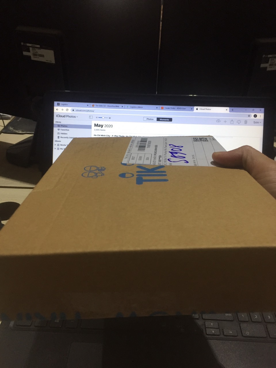 Sách đóng gói cẩn thận, giao hàng nhanh.
Sách dày hơn 300 trang được in trên giấy tốt sắc nét cầm rất nhé.
Sách rất hay về khởi nghiệp, có thể nói đây là một trong những sách hay nhất về khởi nghiệp mà mình từng đọc. Bản dịch rất tốt và ít lỗi, đọc không có cảm giác như là sách dịch.
Mình sẽ giới thiệu sách thêm cho bạn bè và người thân. 
Rất nên đọc!