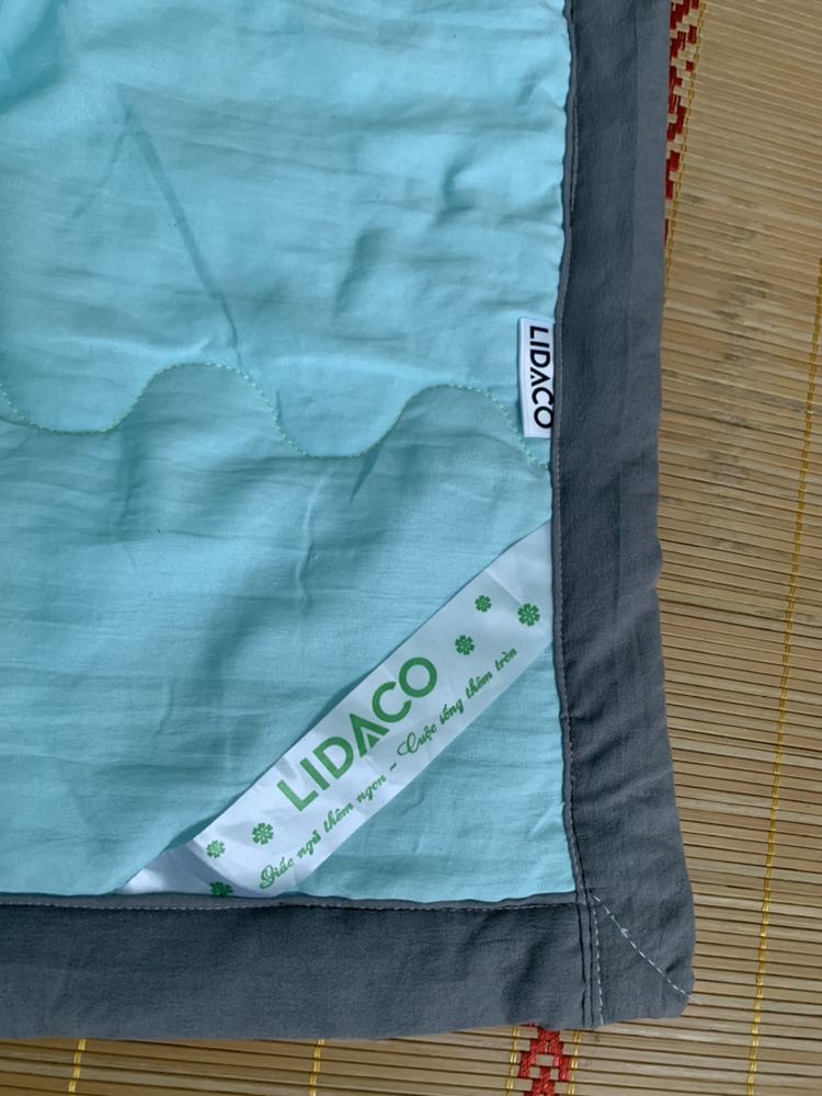 Ko mềm mại như quảng cáo, chất nylon nóng lắm, đắp mùa đông hợp lý hơn. Phát hiện thêm vấn đề ở phần tag sản phẩm cho thấy dấu hiệu hàng nhái, làm giả nguồn gốc xuất xứ cũng như nhãn hiệu là quá rõ ràng. Chăn thấy cắt chỉ để may tag vào sau đó may đè lại đường chỉ lại, đường may lại dúm dó, đường chỉ viền ban đầu là màu đen nhưng giật tag may lại là chỉ màu trắng. Làm ăn kiểu *** này mình hết sức bực mình. Mong tiki có hướng giải quyết cho mình trả lại hàng và hoàn lại tiền để mua sản phẩm khác tốt hơn và đúng giá trị hơn.