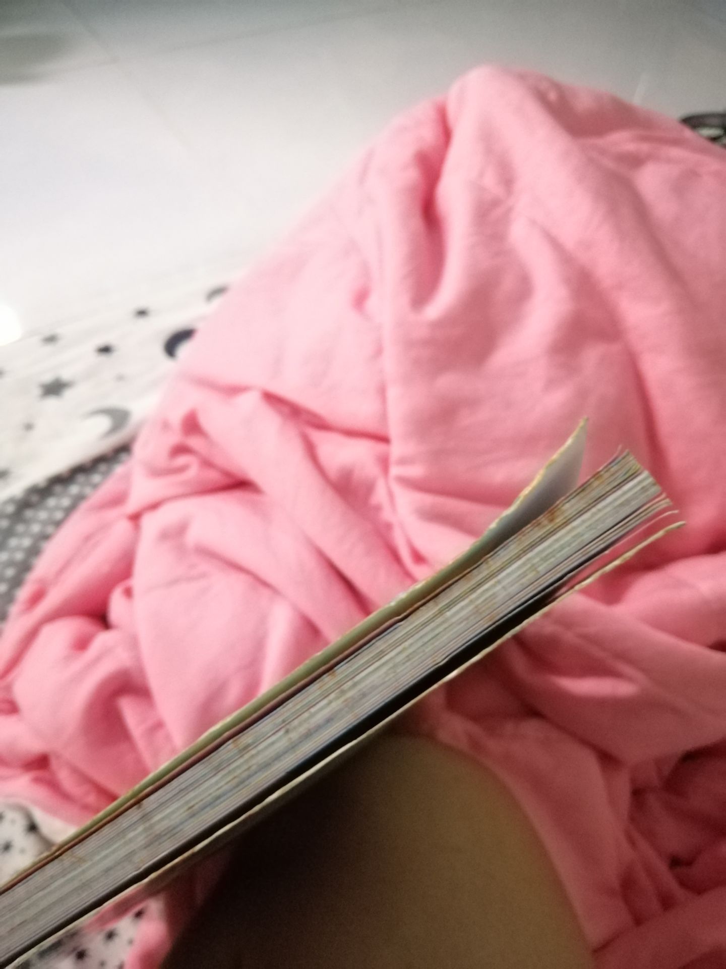 Sách giao cũ mèm, cong các góc, giấy ố vàng, rất Kì cục.