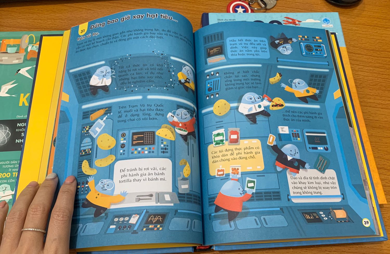 Series này thực sự rất đáng tiền. Cầm quyển sách lên tay mình phải lật coi lại giá vì sợ nhầm. Bìa cứng dày dặn, trình bày đơn giản súc tích. Tranh màu rất đẹp.